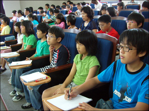 [의회가 이런 곳이구나!] 계룡시 관내 초등학교 학생 50여명은 11일 계룡시의회 본회의장을 방문하여 본회의 개회식부터 특별위원회 구성방법 등에 대해 배우는 소중한 시간을 가졌다. 